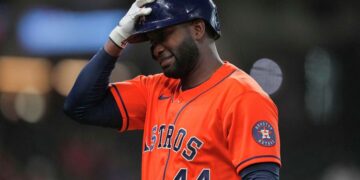 El cubano Yordan Álvarez conectó su primer imparable en la postemporada 2026. Foto: Jason Fochtman / Houston Chronicle.