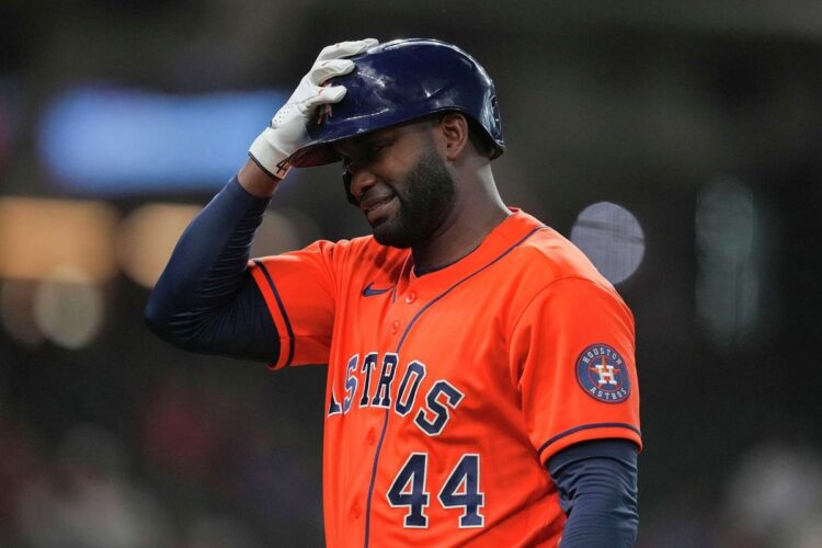 El cubano Yordan Álvarez conectó su primer imparable en la postemporada 2026. Foto: Jason Fochtman / Houston Chronicle.