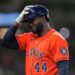 El cubano Yordan Álvarez conectó su primer imparable en la postemporada 2026. Foto: Jason Fochtman / Houston Chronicle.