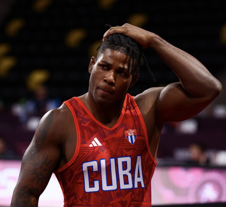 Arturo Silot firmó el único triunfo cubano en la sexta fecha del Campeonato Mundial de Luchas Astaná 2026. Foto: UWW.