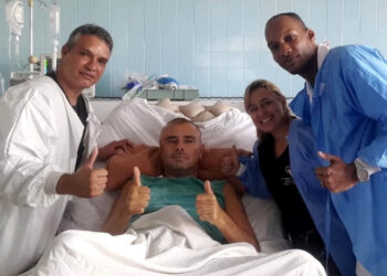 Alessandro Di Battista en el hospital Hermanos Ameijeiras. A la izquierda, el neurocirujano Marlon Ortíz Machín. Foto: schierarsipercuba