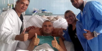 Alessandro Di Battista en el hospital Hermanos Ameijeiras. A la izquierda, el neurocirujano Marlon Ortíz Machín. Foto:  schierarsipercuba
