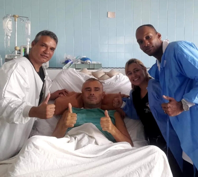 Alessandro Di Battista en el hospital Hermanos Ameijeiras. A la izquierda, el neurocirujano Marlon Ortíz Machín. Foto: schierarsipercuba