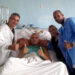 Alessandro Di Battista en el hospital Hermanos Ameijeiras. A la izquierda, el neurocirujano Marlon Ortíz Machín. Foto:  schierarsipercuba