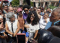 La creadora de contenido cubana, Anna Sofía Benítez, conocida en redes sociales como Anna Bensi (c), habla con periodistas al salir del Tribunal Municipal este jueves, en La Habana. Foto: EFE/Ernesto Mastrascusa.