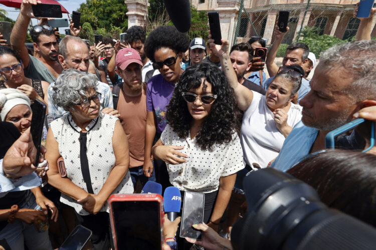 La creadora de contenido cubana, Anna Sofía Benítez, conocida en redes sociales como Anna Bensi (c), habla con periodistas al salir del Tribunal Municipal este jueves, en La Habana. Foto: EFE/Ernesto Mastrascusa.