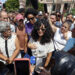 La creadora de contenido cubana, Anna Sofía Benítez, conocida en redes sociales como Anna Bensi (c), habla con periodistas al salir del Tribunal Municipal este jueves, en La Habana. Foto: EFE/Ernesto Mastrascusa.