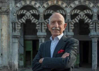 Arquitecto Daniel Taboada (1931-2026), de espaldas al Palacio de las Ursulinas, en La Habana. Foto: Ministerio de Cultura de Cuba (Mincult).