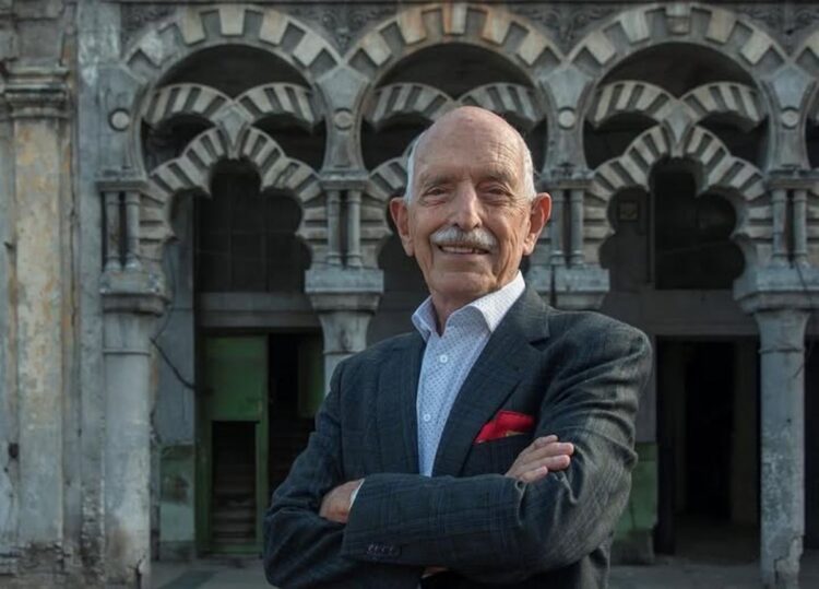 Arquitecto Daniel Taboada (1931-2026), de espaldas al Palacio de las Ursulinas, en La Habana. Foto: Ministerio de Cultura de Cuba (Mincult).