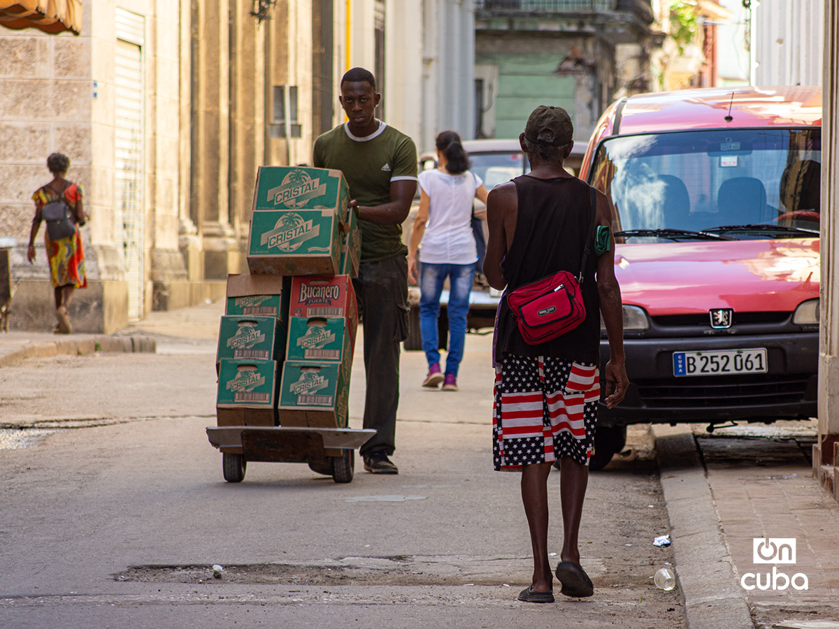 Hombre con un short con la bandera de Estados Unidos, en La Habana. Foto: Otmaro Rodríguez.