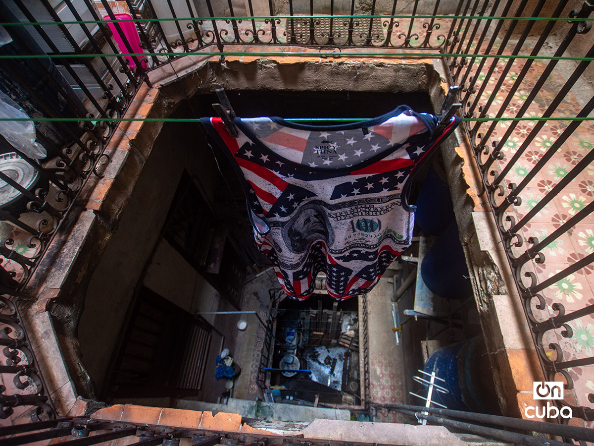 Pulóver con la bandera de Estados Unidos, en una tendedera en La Habana. Foto: Otmaro Rodríguez.