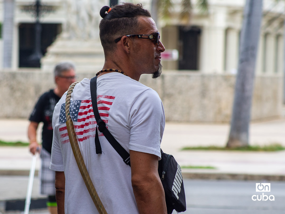 Hombre con un pulóver con la bandera de Estados Unidos, en La Habana. Foto: Otmaro Rodríguez.