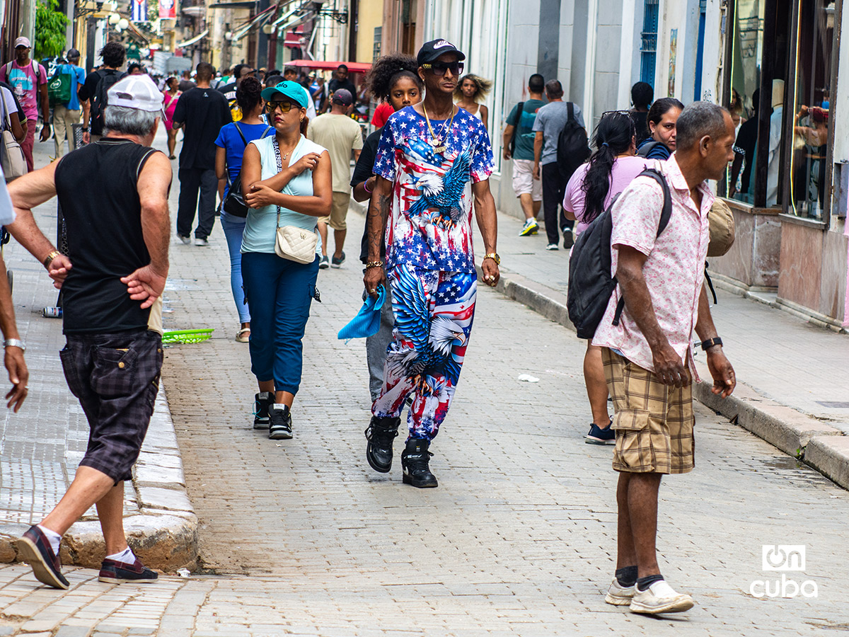 Hombre con un juego de pulóver y pantalón con la bandera de Estados Unidos, en La Habana. Foto: Otmaro Rodríguez.