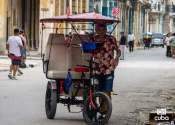 Bicitaxi con pequeñas banderas de Estados Unidos, en La Habana. Foto: Otmaro Rodríguez.