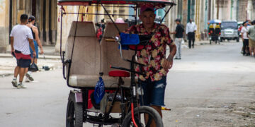 Bicitaxi con pequeñas banderas de Estados Unidos, en La Habana. Foto: Otmaro Rodríguez.