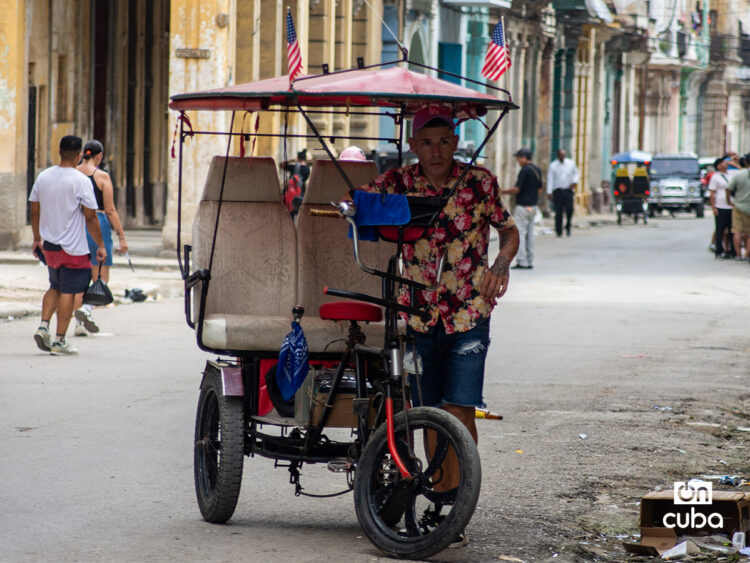 Bicitaxi con pequeñas banderas de Estados Unidos, en La Habana. Foto: Otmaro Rodríguez.