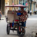 Bicitaxi con pequeñas banderas de Estados Unidos, en La Habana. Foto: Otmaro Rodríguez.
