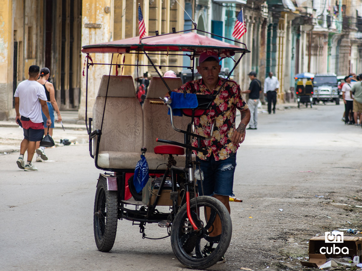 Bicitaxi con pequeñas banderas de Estados Unidos, en La Habana. Foto: Otmaro Rodríguez.