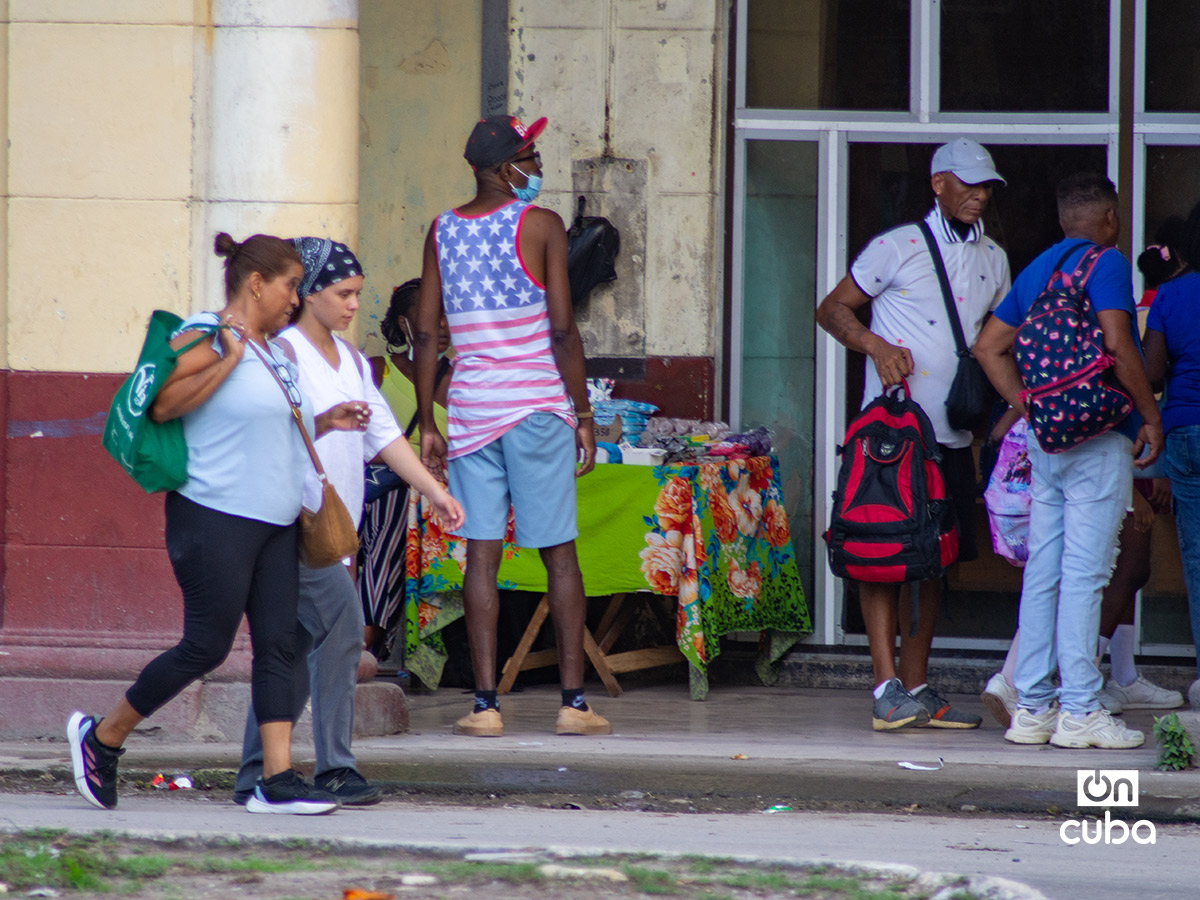 Hombre con una camiseta con la bandera de Estados Unidos, en La Habana. Foto: Otmaro Rodríguez.