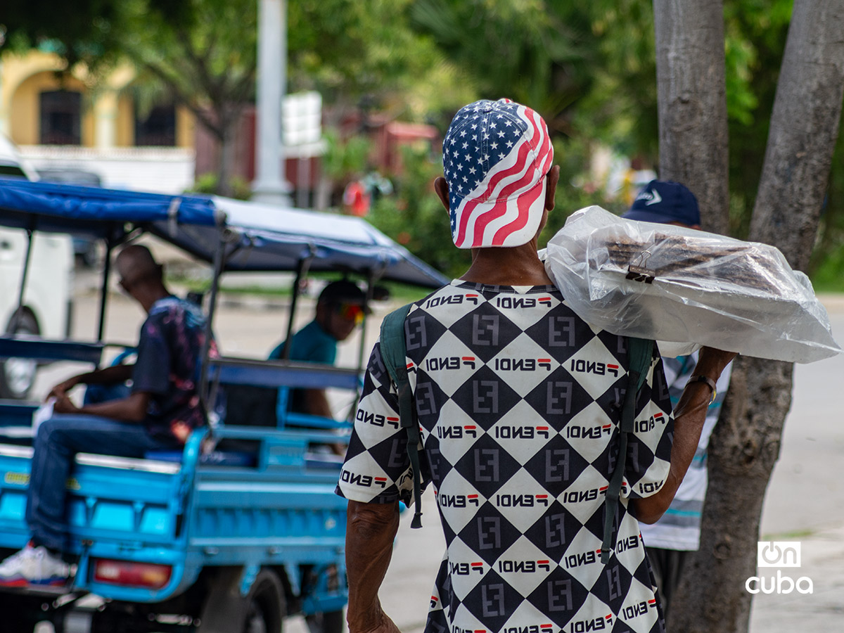 Vendedor callejero con una gorra con la bandera de Estados Unidos, en La Habana. Foto: Otmaro Rodríguez.