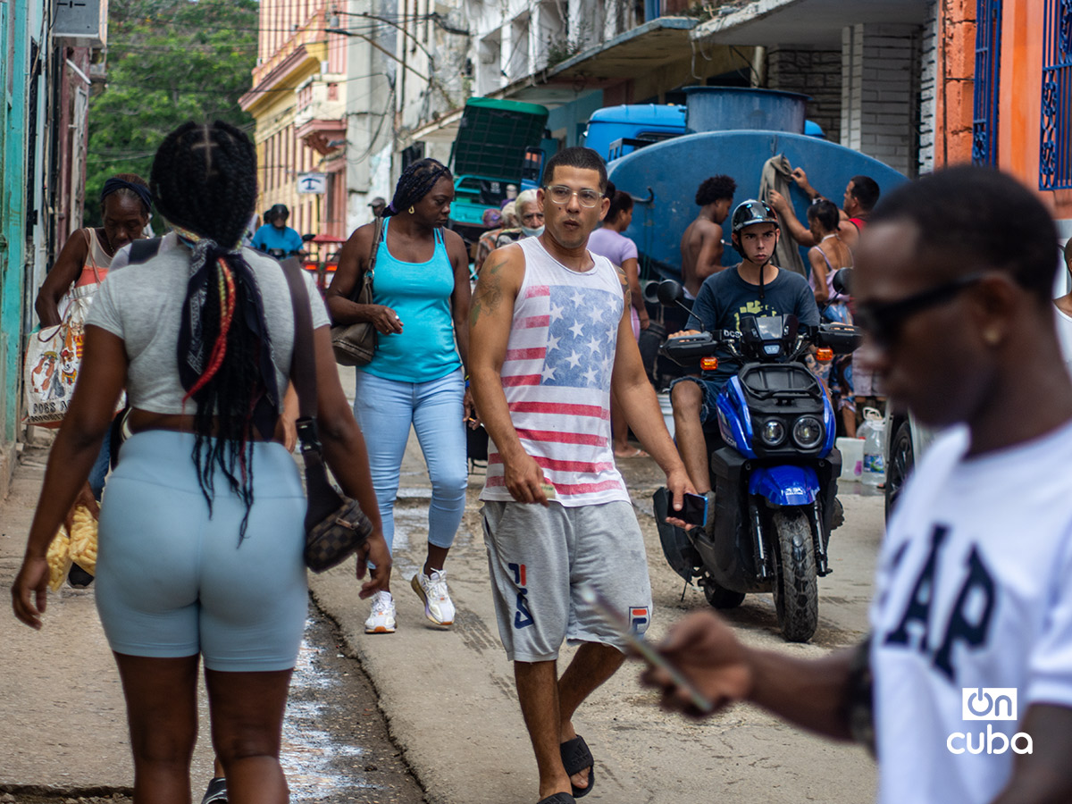 Hombre con una camiseta con la bandera de Estados Unidos, en La Habana. Foto: Otmaro Rodríguez.
