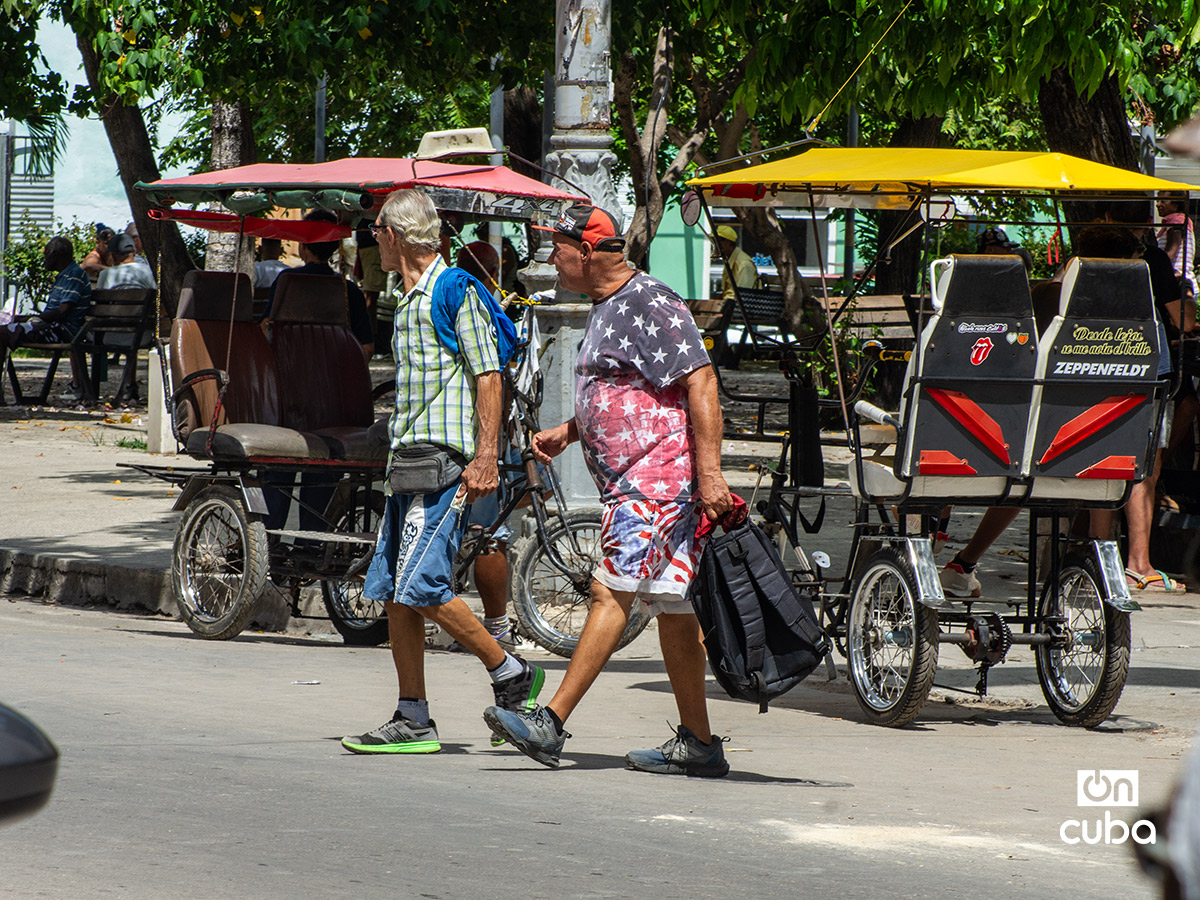 Hombre con un pulóver y un short con la bandera de Estados Unidos, en La Habana. Foto: Otmaro Rodríguez.