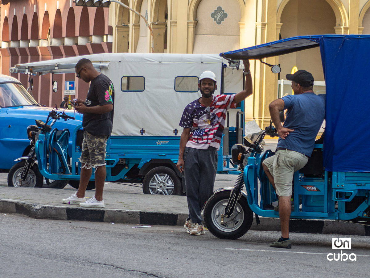 Hombre con un pulóver con la bandera de Estados Unidos, en La Habana. Foto: Otmaro Rodríguez.