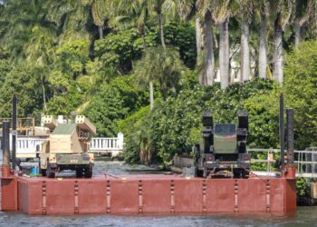 Sistemas de defensa aérea de corto alcance (SHORAD) Avenger montados en vehículos Humvee del Ejército de EE. UU. se encuentran cerca de Mar-a-Lago. Foto: EFE/EPA/CRISTOBAL HERRERA-ULASHKEVICH.