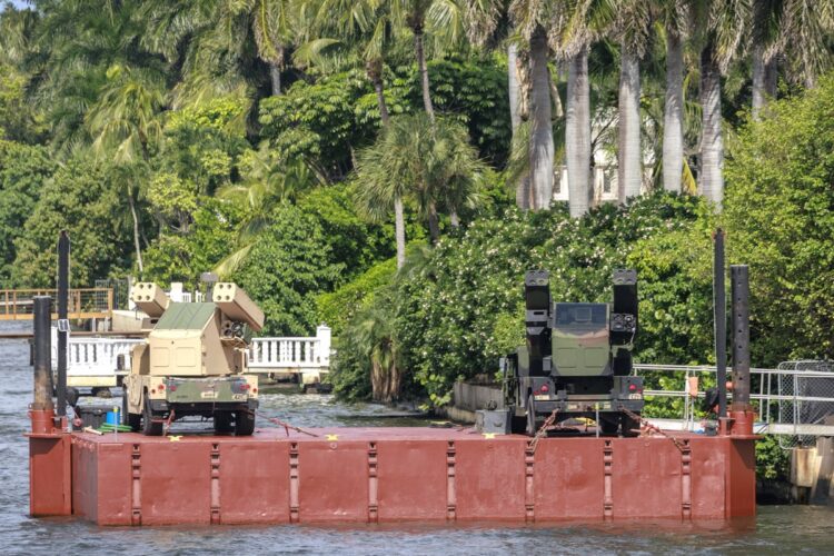 Sistemas de defensa aérea de corto alcance (SHORAD) Avenger montados en vehículos Humvee del Ejército de EE. UU. se encuentran cerca de Mar-a-Lago. Foto: EFE/EPA/CRISTOBAL HERRERA-ULASHKEVICH.