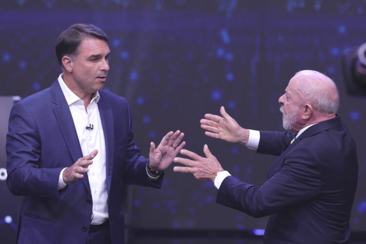 El presidente de Brasil y candidato a la reelección, Luiz Inácio Lula da Silva (d), y el opositor Flávio Bolsonaro, discuten durante un debate televisado, el 18 de octubre de 2026. Foto: Sebastiao Moreira / EFE.