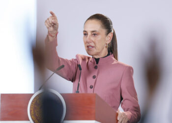 Claudia Sheinbaum habla durante una rueda de prensa este martes, en el Palacio Nacional en Ciudad de México. Foto: Isaac Esquivel/EFE.