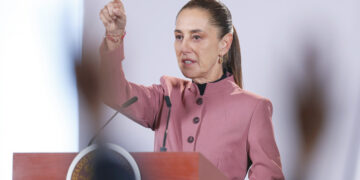 Claudia Sheinbaum habla durante una rueda de prensa este martes, en el Palacio Nacional en Ciudad de México. Foto: Isaac Esquivel/EFE.