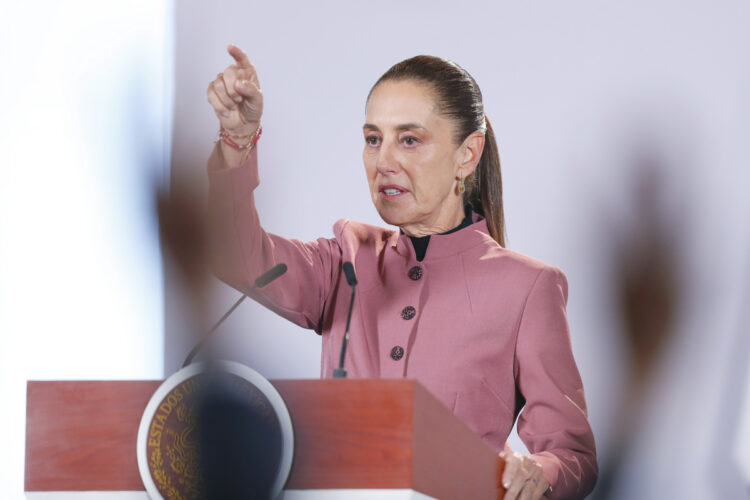 Claudia Sheinbaum habla durante una rueda de prensa este martes, en el Palacio Nacional en Ciudad de México. Foto: Isaac Esquivel/EFE.