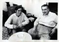 El escritor Manuel Pereira (i) en 1970, con 22 años, al lado de su maestro José Lezama Lima. Foto: Revista Zenda / Archivo.
