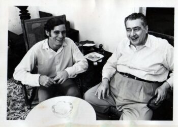 El escritor Manuel Pereira (i) en 1970, con 22 años, al lado de su maestro José Lezama Lima. Foto: Revista Zenda / Archivo.