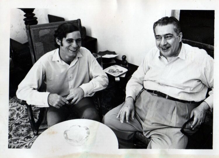 El escritor Manuel Pereira (i) en 1970, con 22 años, al lado de su maestro José Lezama Lima. Foto: Revista Zenda / Archivo.