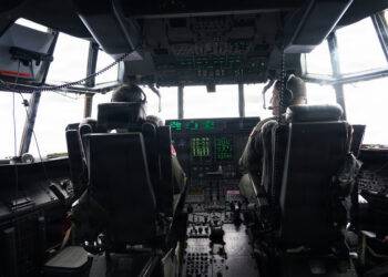 Pilotos del 53.º Escuadrón de Reconocimiento Meteorológico, conocidos como los 'Cazahuracanes' volando este miércoles a través Isaías. Foto: Marnee Losurdo/ Fuerza Aérea EEUU /EFE.