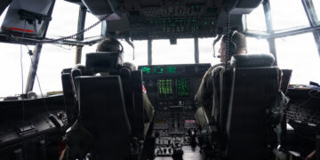 Pilotos del 53.º Escuadrón de Reconocimiento Meteorológico, conocidos como los 'Cazahuracanes' volando este miércoles a través Isaías. Foto:  Marnee Losurdo/ Fuerza Aérea EEUU /EFE.