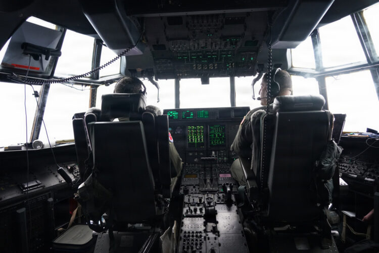 Pilotos del 53.º Escuadrón de Reconocimiento Meteorológico, conocidos como los 'Cazahuracanes' volando este miércoles a través Isaías. Foto: Marnee Losurdo/ Fuerza Aérea EEUU /EFE.