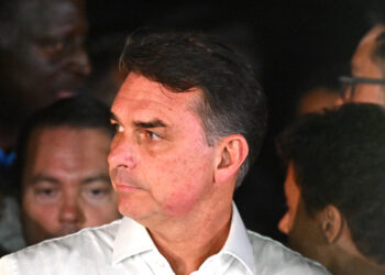 El excandidato presidencial Flavio Bolsonaro habla en una rueda de prensa este domingo, en el barrio Lago Sul, en Brasilia (Brasil). Foto: EFE/Andre Borges.