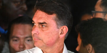El excandidato presidencial Flavio Bolsonaro habla en una rueda de prensa este domingo, en el barrio Lago Sul, en Brasilia (Brasil). Foto: EFE/Andre Borges.
