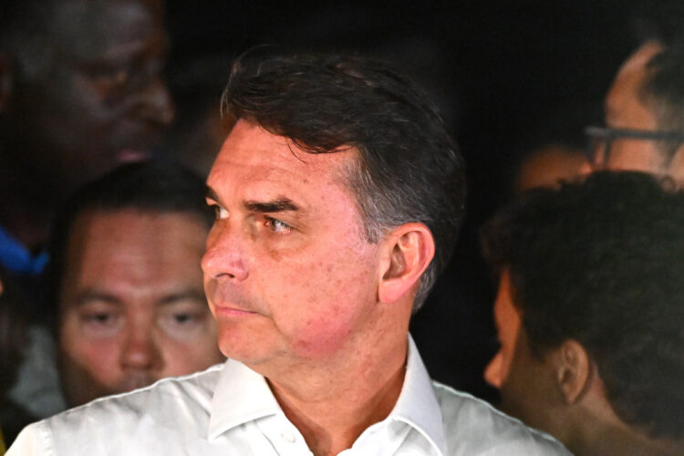 El excandidato presidencial Flavio Bolsonaro habla en una rueda de prensa este domingo, en el barrio Lago Sul, en Brasilia (Brasil). Foto: EFE/Andre Borges.