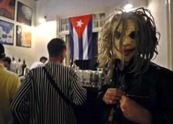 Una persona con una máscara asiste a la celebración de Halloween, este viernes en La Habana. Foto: Ernesto Mastrascusa/EFE.