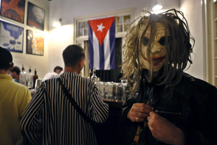 Una persona con una máscara asiste a la celebración de Halloween, este viernes en La Habana. Foto:  Ernesto Mastrascusa/EFE.