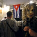 Una persona con una máscara asiste a la celebración de Halloween, este viernes en La Habana. Foto: Ernesto Mastrascusa/EFE.