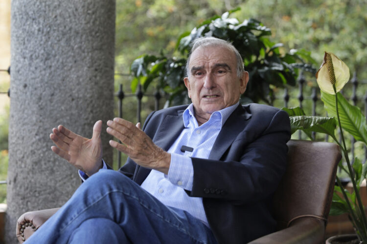 El exsenador colombiano Humberto de la Calle asegura que el presidente colombiano, el ultraderechista Abelardo de la Espriella, y su antecesor, el izquierdista Gustavo Petro, tienen en común que están "buscando siempre enemigos" como parte de su "política performativa". Foto: EFE/ Carlos Ortega.