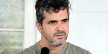 El productor cubano y cofundador de i4films, Inti Herrera, hablando durante una entrevista con EFE en La Habana (Cuba). Foto: EFE/STR.