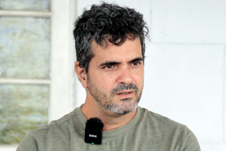 El productor cubano y cofundador de i4films, Inti Herrera, hablando durante una entrevista con EFE en La Habana (Cuba). Foto: EFE/STR.