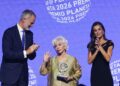 La escritora chilena Isabel Allende (c), acompañada por los reyes de España Felipe (i) y Letizia (d), gana el Premio Planeta 2026 con "La hora antes del Alba".  en la 75 edición del Premio Planeta de novela. Foto:  EFE/ Alejandro García