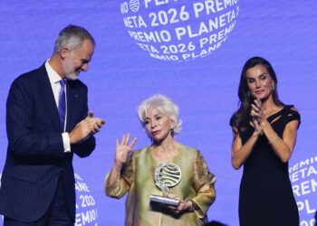 La escritora chilena Isabel Allende (c), acompañada por los reyes de España Felipe (i) y Letizia (d), gana el Premio Planeta 2026 con "La hora antes del Alba". en la 75 edición del Premio Planeta de novela. Foto: EFE/ Alejandro García